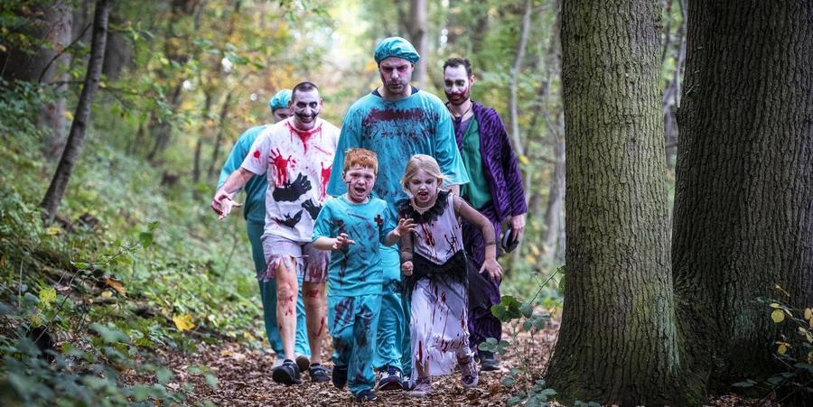 deelnemers in het bos tijdens de Halloween Survival Run deelnemers in het bos tijdens de Halloween Survival Run